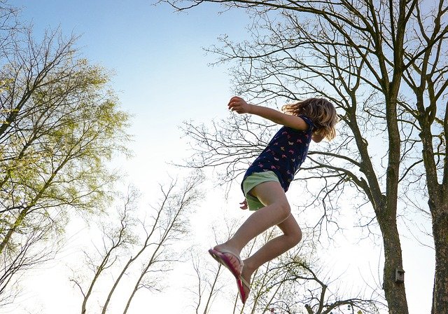 děvče, skok, stromy