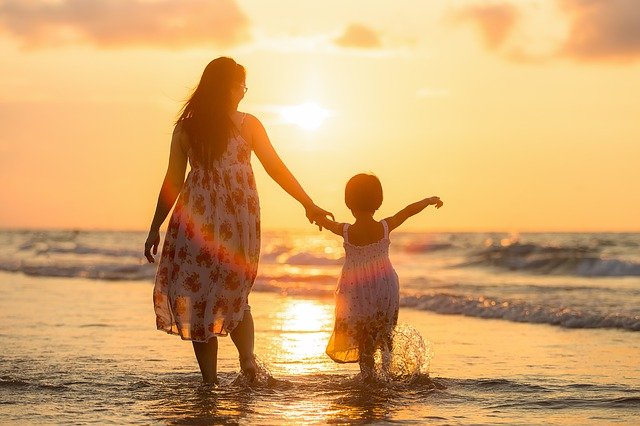 máma s dcerou na pláži.jpg