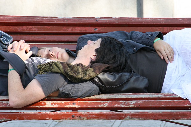 spící ženy na lavičce.jpg